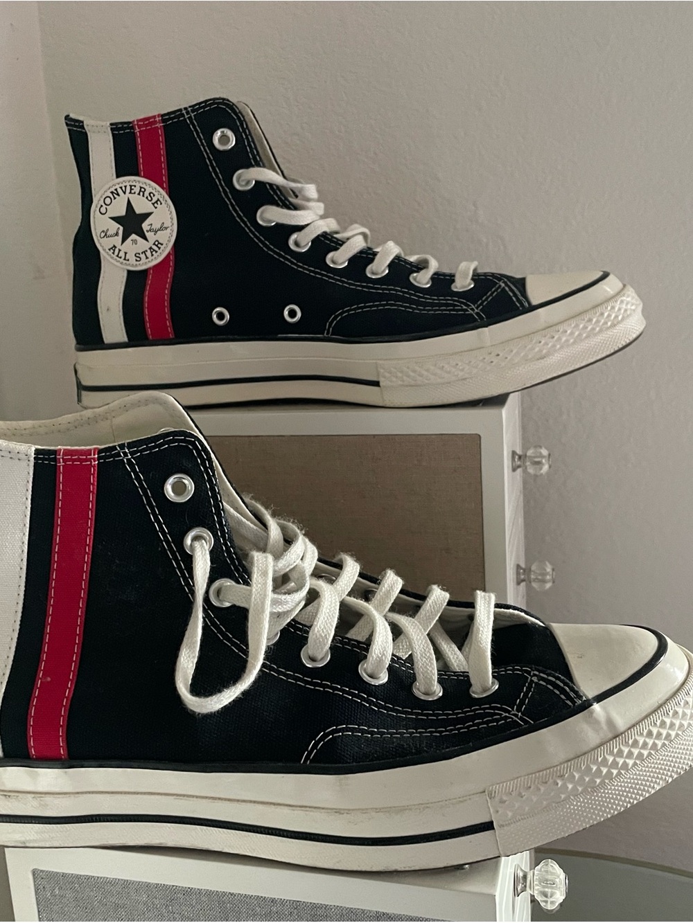 Men’s sz10 Converse High Top Sneakers with Red and White Stripe